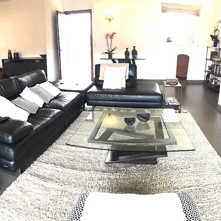 Vila Riviera *